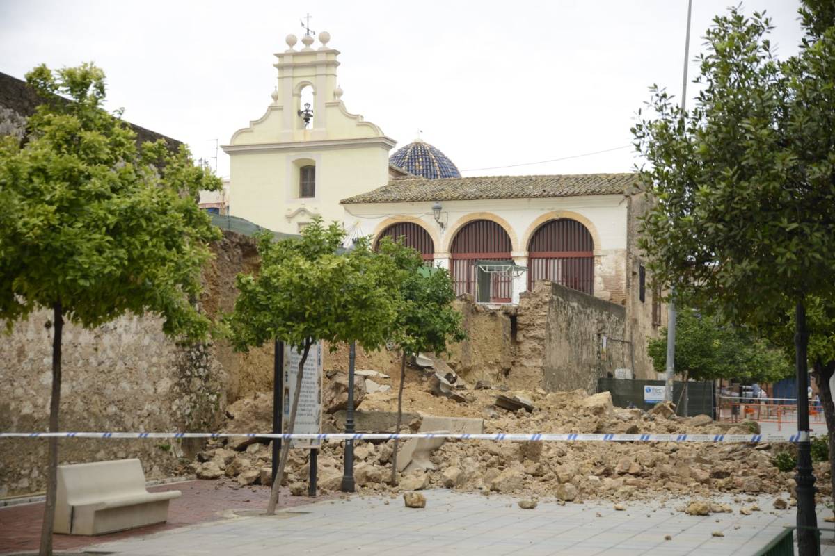 Read more about the article Las fuertes lluvias derriban parte del muro del Patio de Los Silos de Burjassot