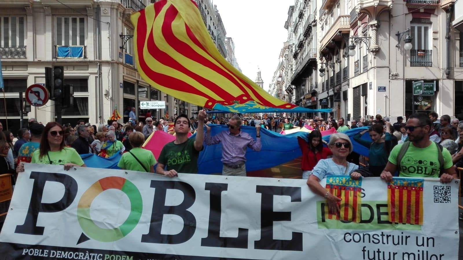 Read more about the article Mig centenar de valencians participa en Poble Democràtic en la processó cívica del 9 d’Octubre