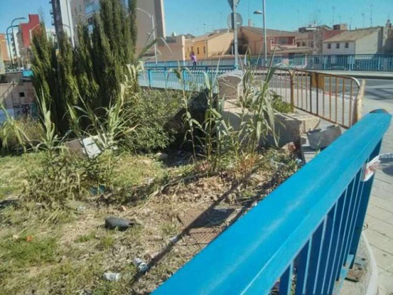 Read more about the article El partido político POBLE pide la reparación de la barandilla del barranco de Catarroja